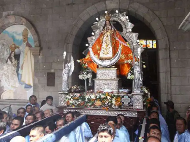 La Libertad: cientos de fieles acompañan procesión de Virgen de la Puerta