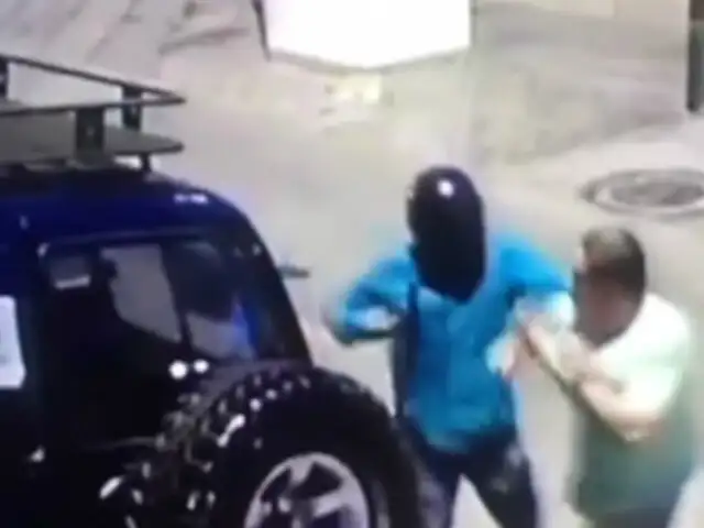Surco: raqueteros asaltan a dos  personas mientras revisaban su auto en la calle
