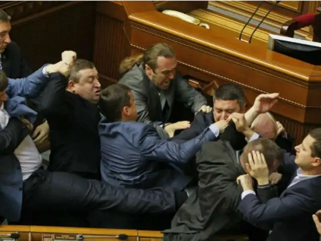 Ucrania: congresistas se agarran a golpes en parlamento