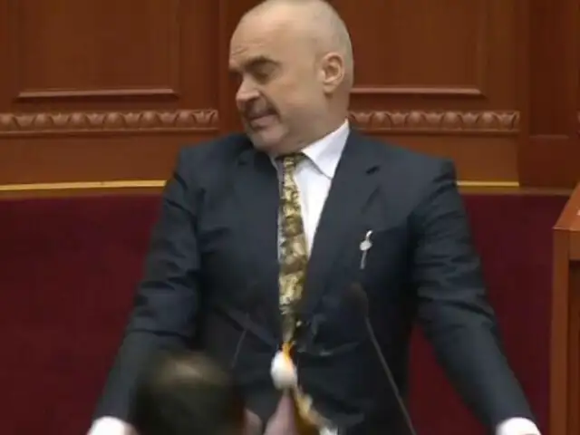 Diputado lanza huevos al primer ministro de Albania durante sesión en el parlamento