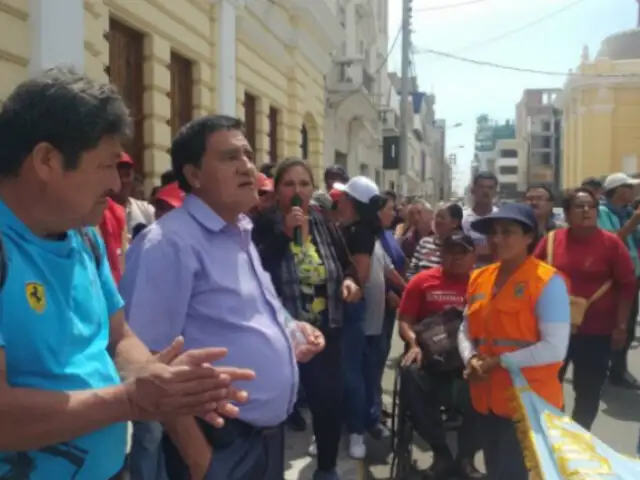 Trabajadores de la municipalidad de Jesús María exigen pagos pendientes