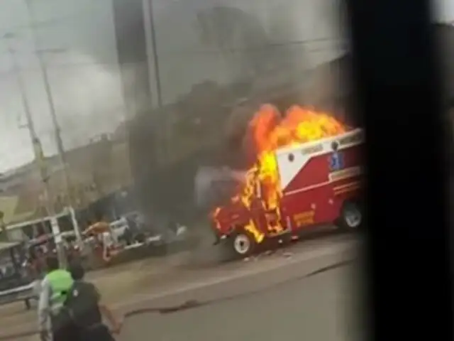Ambulancia de los bomberos se incendió en pleno óvalo Chancay