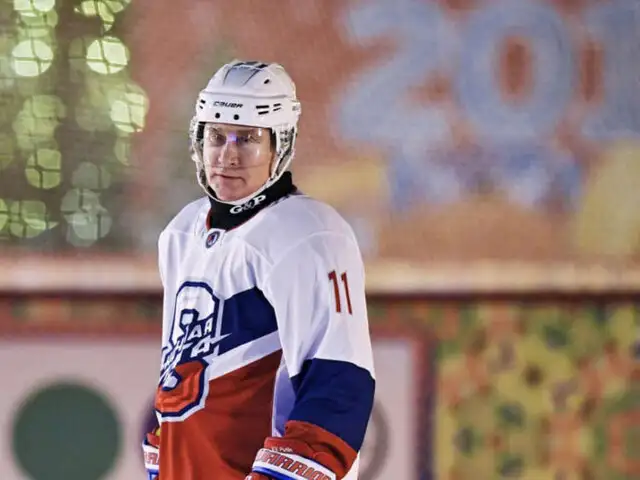Rusia: presidente Putin despide el año jugando partido de hockey