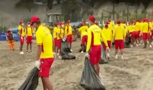 Unidad de Salvataje PNP recogen basura en playa Agua Dulce
