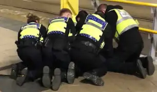 Inglaterra: sujeto acuchilló a varias personas en estación de tren