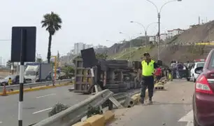 Camión se vuelca en la Costa Verde y provoca gran caos vehicular