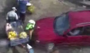 Mire cómo un chofer intenta embestir con vehículo a Policía en Huancayo