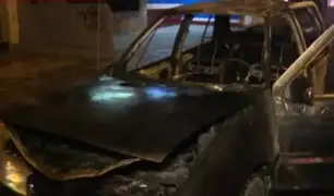 Cercado de Lima: auto se incendió por presunto corto circuito