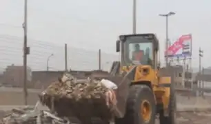 Vecinos de El Agustino limpian basura acumulada en las calles de su distrito