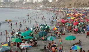 Bañistas disfrutan de playa Agua Dulce pese a no ser saludable