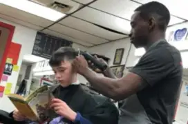 Estados Unidos: barbería paga a niños para que lean mientras se cortan el cabello