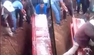 Hombre cae sobre ataúd en pleno entierro en Huancavelica