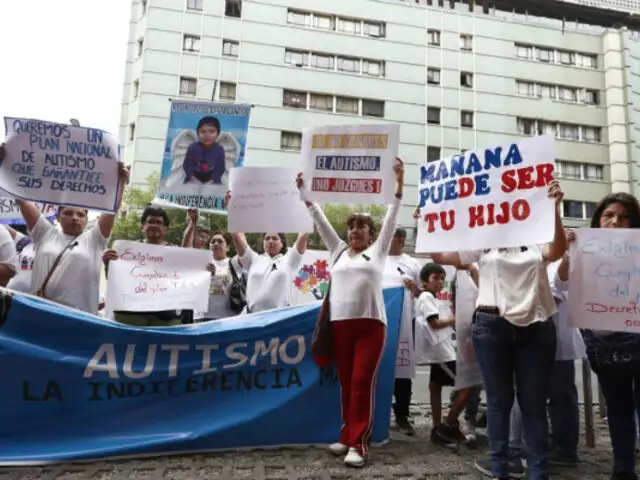 Manifestantes exigieron mayor atención para personas autistas