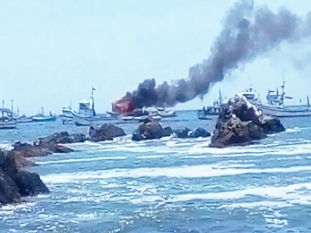 Piura: embarcación pesquera se incendia frente al puerto de Paita
