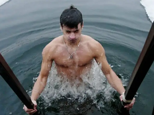 Rusia: Ortodoxos se sumergen en agua helada para celebrar la Epifanía