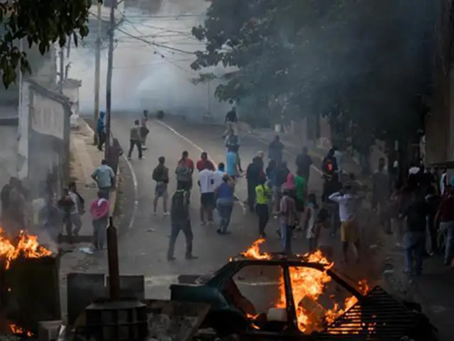 Venezuela: ciudadanos toman las calles en Caracas en apoyo a militares sublevados