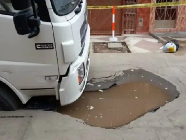 SMP: camión y grúa quedan atrapados por filtración de agua en asfalto