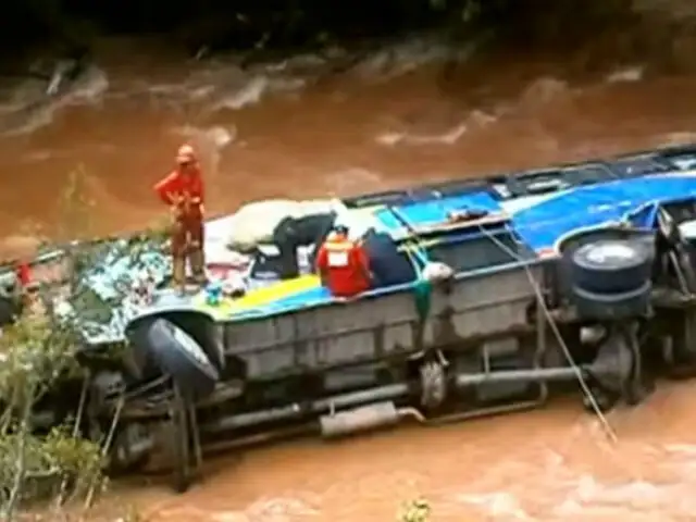 Tragedia en Huánuco: reportan 10 muertos tras caída de bus al río Huallaga