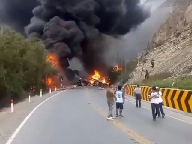 Fuego consumió vehículos en la Carretera Central tras choque múltiple