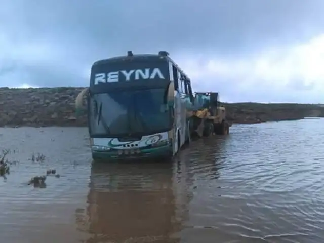 Arequipa: 3 pasajeros mueren dentro de bus que quedó atrapado en el lodo