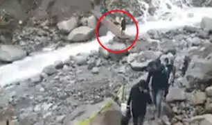 Cusco: turistas cruzan puente improvisado para llegar a Machu Picchu