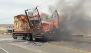 Piura: camión de carga se incendia en la carretera Panamericana Norte