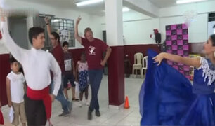"Gringo Karl" enseña a bailar marinera en su escuela de arte 