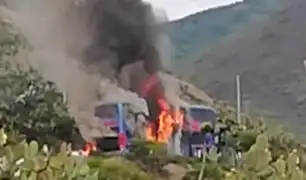 Impactantes imágenes: bus interprovincial se incendia en carretera de Ayacucho