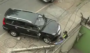 Ate: poste de telefonía cae sobre vehículo estacionado