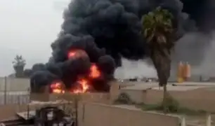 Voraz incendio consume fábrica en Huachipa