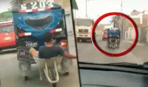 Captan a sujeto viajando en una carretilla remolcada por mototaxi