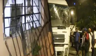 Camión recolector de basura choca contra vivienda en Villa María del Triunfo