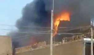 Comas: voraz incendio consumió taller de mecánica