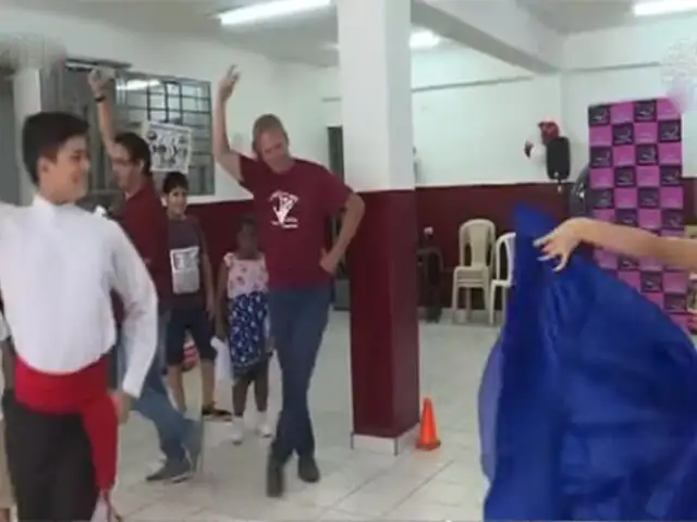 "Gringo Karl" enseña a bailar marinera en su escuela de arte 