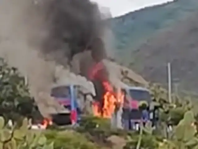 Impactantes imágenes: bus interprovincial se incendia en carretera de Ayacucho