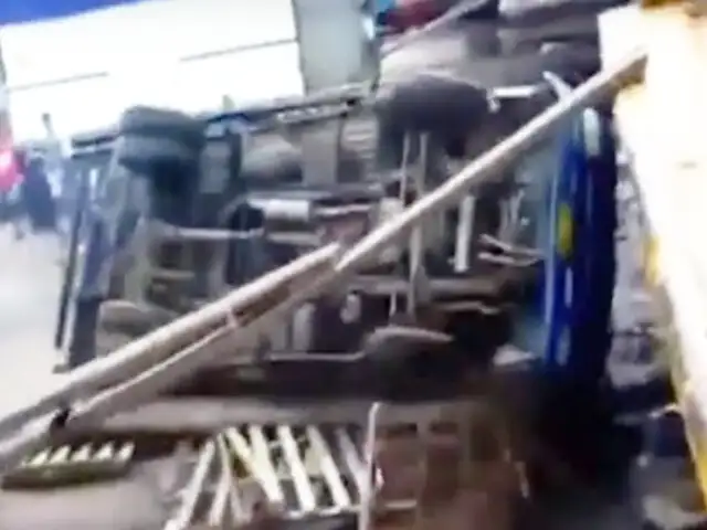 Iquitos: camión cae de improvisada rampa al tratar de subir a una lancha