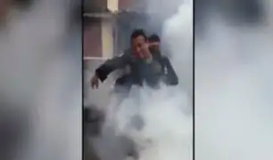 Policía casi se ahoga con bomba lacrimógena durante juego con compañeros