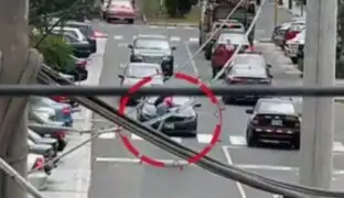 Auto atropella a mujer que cruzaba la pista mirando su celular en Pueblo Libre