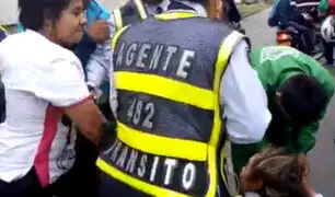 Colombia: impresionante pelea de motociclista con policías de tránsito