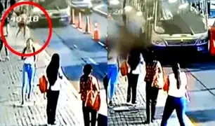 Cercado de Lima: bus del Corredor Azul embiste a mujer que intentaba subir a un colectivo
