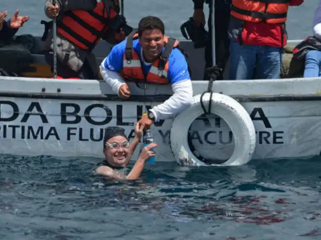 Puno: deportista brasileña cruzó nadando el Titicaca para alertar sobre contaminación