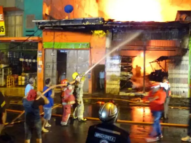Incendio consume tienda de colchones en Iquitos