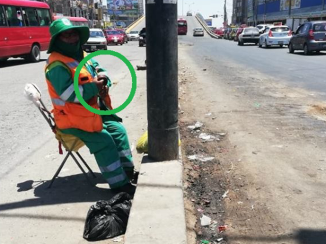 Trabajadora de limpieza evita a ''correazos'' que arrojen basura en las calles