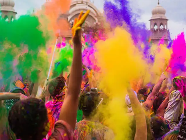 La India se pinta de colores para celebrar la primavera