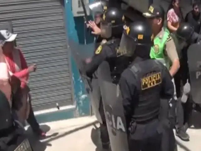Arequipa: comerciantes ambulantes se enfrentan a la Policía