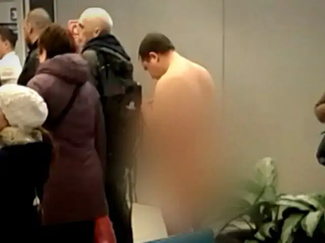 Arrestan a pasajero que intentaba subir desnudo a un avión