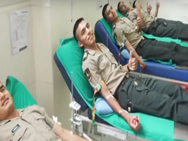 Agentes de la policía donan sangre para bomberos heridos en incendio de VES