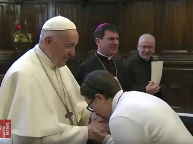 Francisco explica por qué no dejó que fieles besaran anillo papal