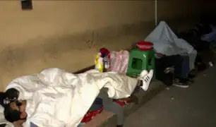 Cercado: extranjeros duermen en la calle para sacar antecedentes policiales