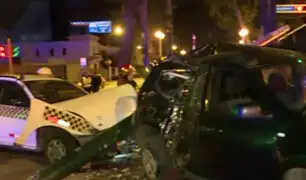 San Isidro: vehículos chocan aparatosamente y derriban poste de alumbrado público